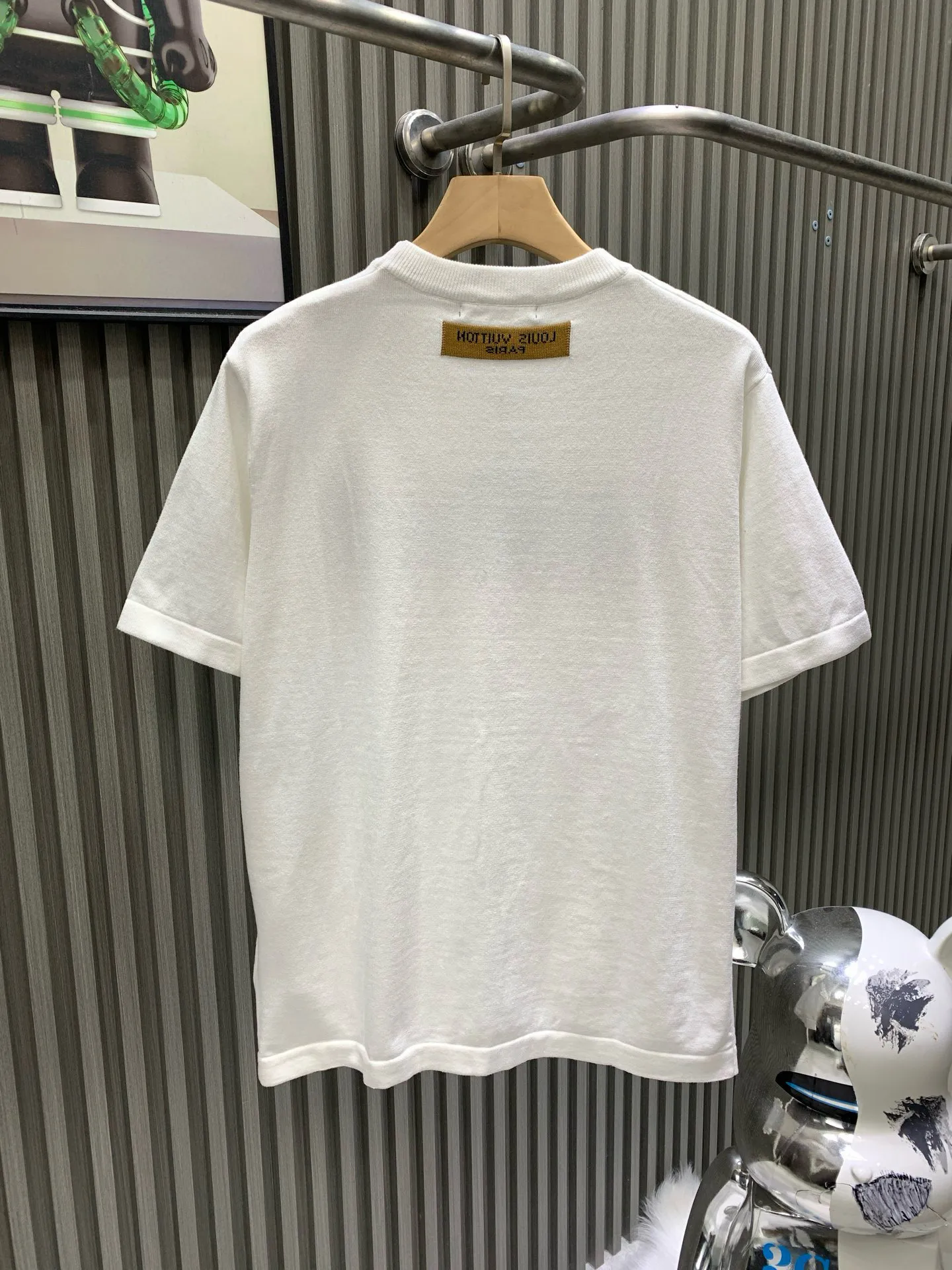 🅿️290 🀄️ Louis Vuitton Louis Vuitton 1v twill letter short-sleeved crew neck shirt. This T-shirt uses 14s intarsia technology. The logo is woven in contrasting colors. The flipped armholes are specially stitched to inject new ideas. The mulberry silk intarsia label on the back presents a mirror effect. If the jacquard is presented using a reverse-to-positive process, the visual craftsmanship of the sweater will be stronger. The contrast between the tissues will make the concave and convex texture more obvious. Clever use of yarn characteristics to reflect the details